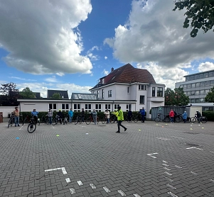 Menschen mit Fahrrädern auf einem Parkplatz&nbsp;&copy;&nbsp;Landkreis Osterholz