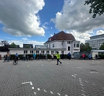 E-Bike Training Menschen mit Fahrrädern auf einem Parkplatz