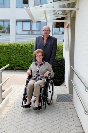 Ehepaar testest die Rampe im Eingangsbereich des Musterhauses