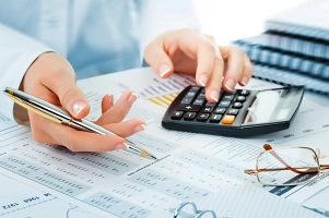 Kalkulation erstellen [Originaltitel: „Business accounting“]&nbsp;&copy;&nbsp;vizafoto / Fotolia