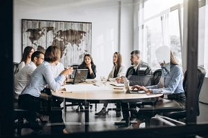 Gruppe arbeitender Menschen am Tisch&nbsp;&copy;&nbsp;designed by Freepik