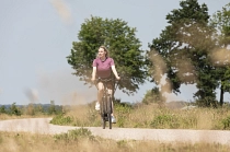 Zwei Radfahrer bei Sonnenschein in der Hammeniederung im Teufelsmoor&nbsp;&copy;&nbsp;cosima hanebeck / fotoetage
