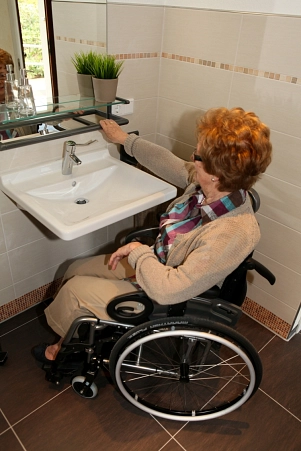 Unterfahrbarer Waschtisch im  Badezimmer